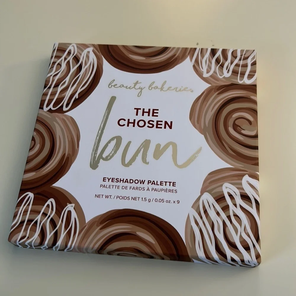 Beauty Bakerie The chosen bun eye shadow pallet